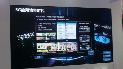 他们还在现场搭建了5G 720度的网络全景直播环境供体验，一台配备两枚鱼眼摄像头的设备可通过5G与VR头盔连接，但现场采用的是无线连接。